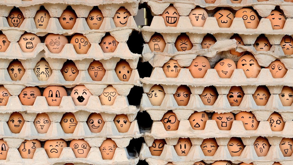 Eieren met gezichtjes erop getekend