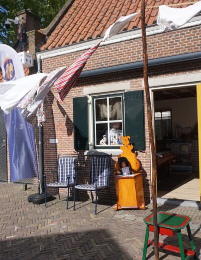 Traditioneel decor voor participatiebijeenkomst in Bunschoten-Spakenburg met klederdracht, waslijn en zitplekken voor bezoekers bij het Pleinhuisje.