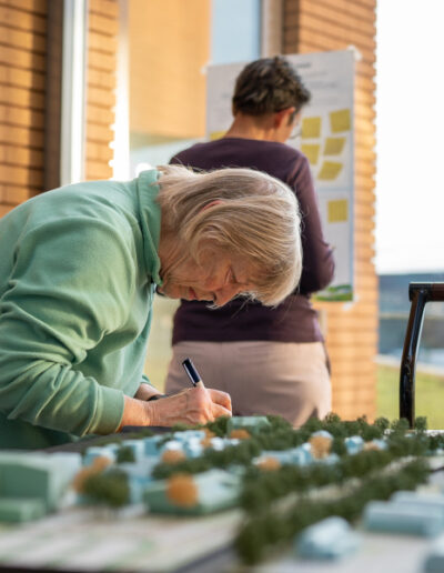 Vrouw bij maquette op meedenkdagen Lochem