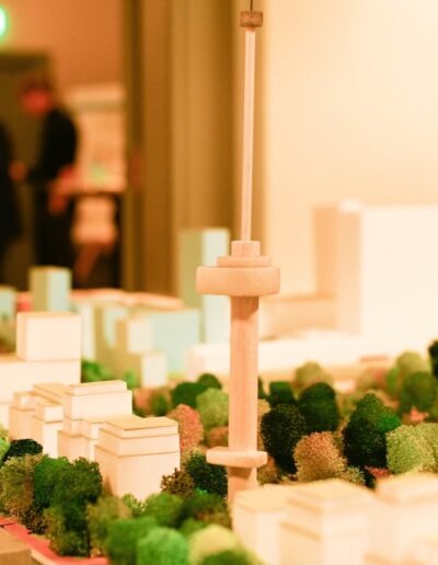 Architectuurmodel van Parkhaven 010 met toren en groenstructuur, bekeken tijdens presentatiebijeenkomst in Rotterdam.