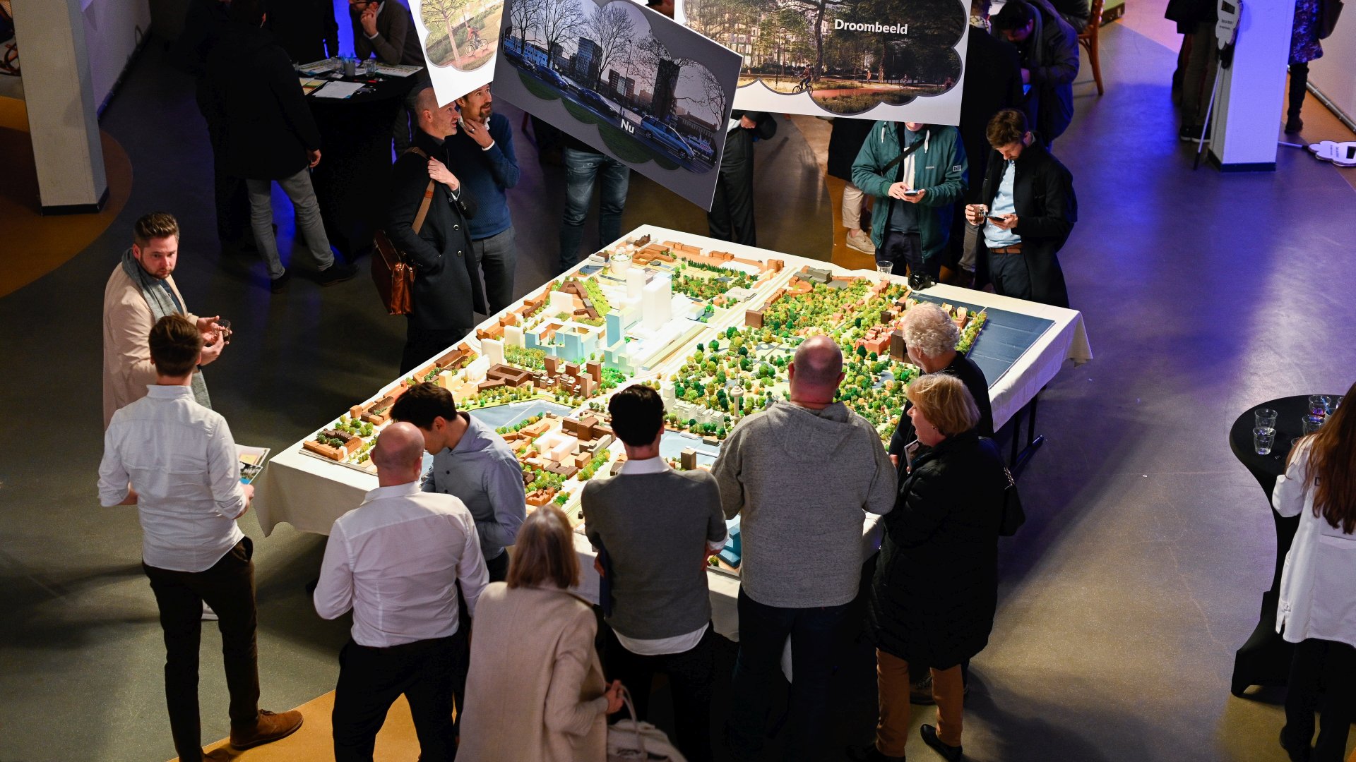 Bezoekers bekijken maquette en droombeelden van Parkhaven 010 tijdens participatiebijeenkomst in Rotterdam.