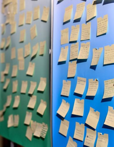 Kleurrijke brainstormborden met tientallen handgeschreven post-its tijdens een inspiratiesessie voor Parkhaven 010 in Rotterdam, waarin bewoners hun ideeën en zorgen visueel verkennen.