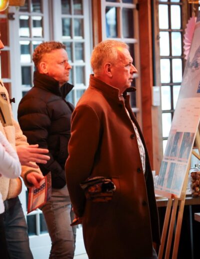 Bezoekers bekijken informatieve panelen tijdens de Meedenkdag over de herontwikkeling van de Spoorlaan in Oss. Foto: Wim Roefs