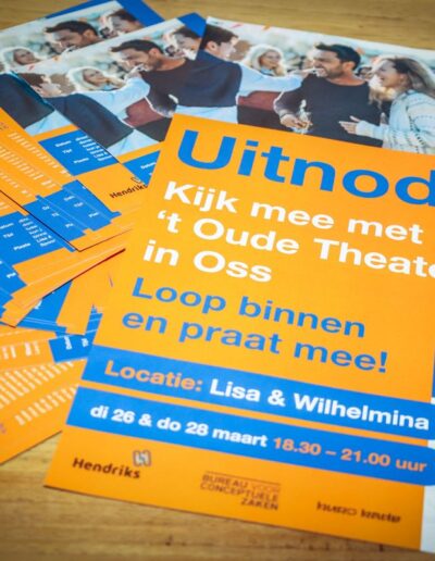 Uitnodigingsflyers voor de Bijpraat Avonden in Oss, verspreid op een houten tafel, met informatie over locatie, data en betrokken organisaties.